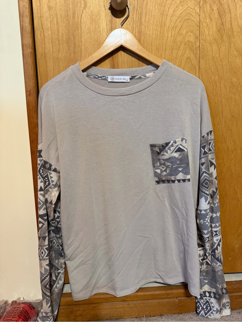 Men's Neutral Gray Long-Sleeve Pocket Tee with Patterned Sleeves